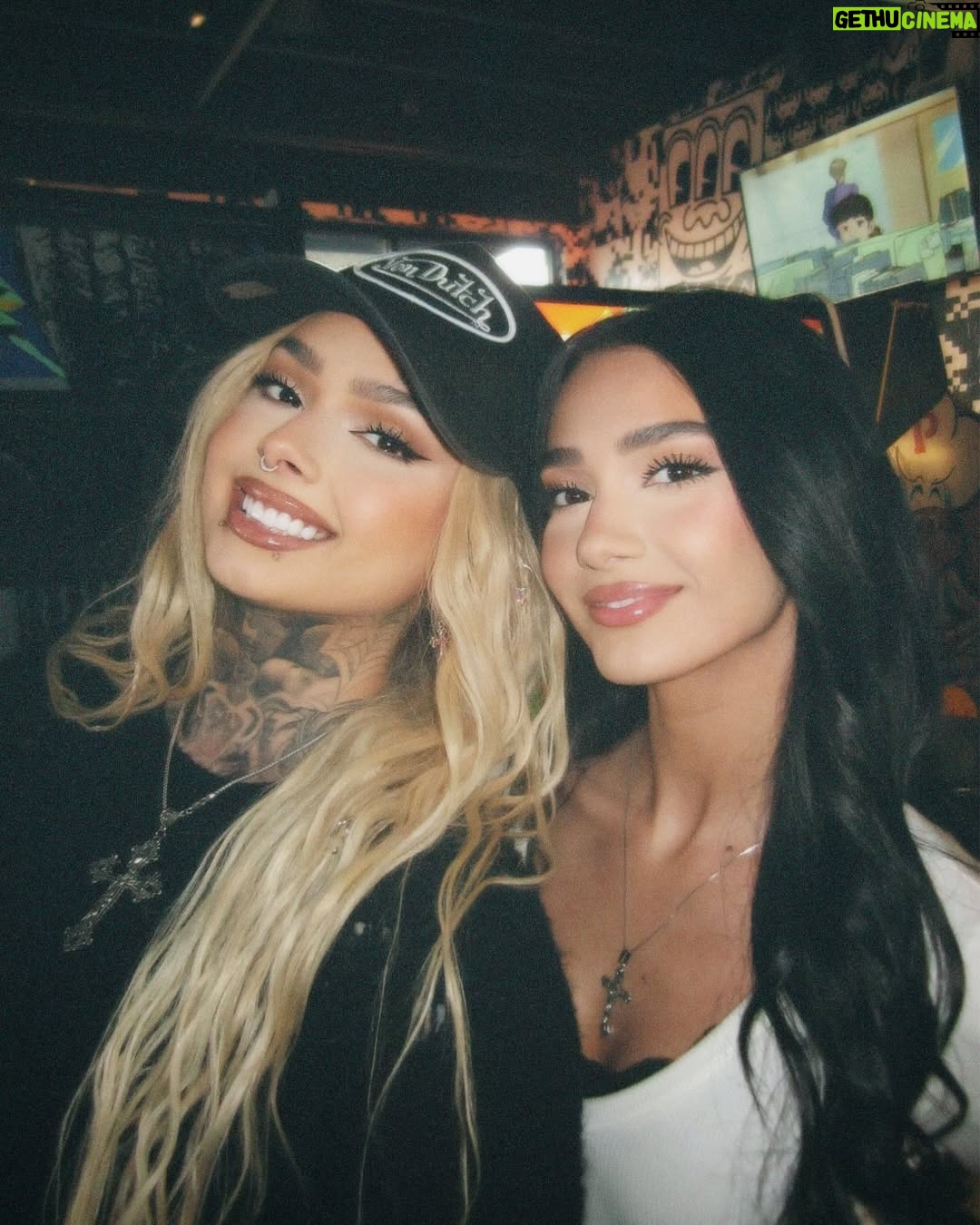 Zhavia - 45.2K Likes - Sissy 🦇👯‍♀️🏴‍☠️🖤🖤