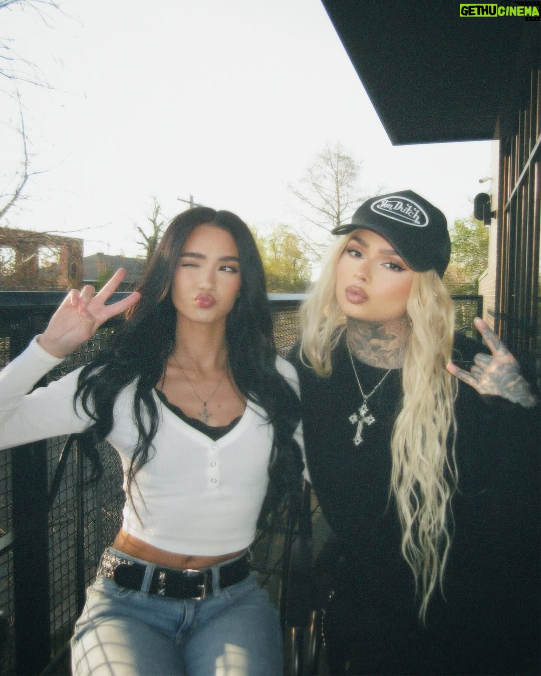 Zhavia - 45.2K Likes - Sissy 🦇👯‍♀️🏴‍☠️🖤🖤