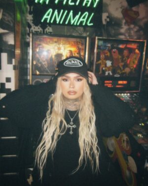 Zhavia Instagram - Sissy 🦇👯‍♀️🏴‍☠️🖤🖤