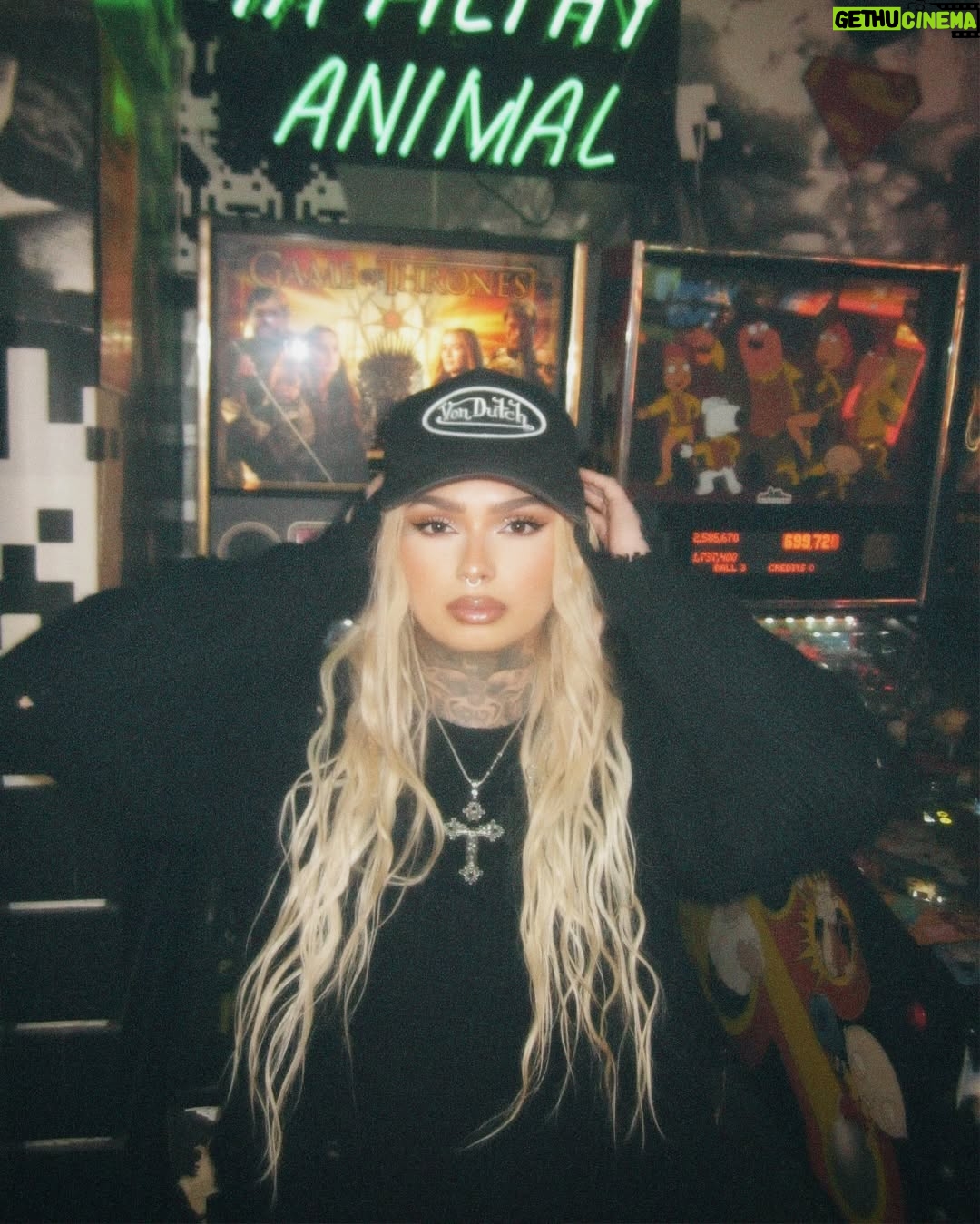 Zhavia - 45.2K Likes - Sissy 🦇👯‍♀️🏴‍☠️🖤🖤