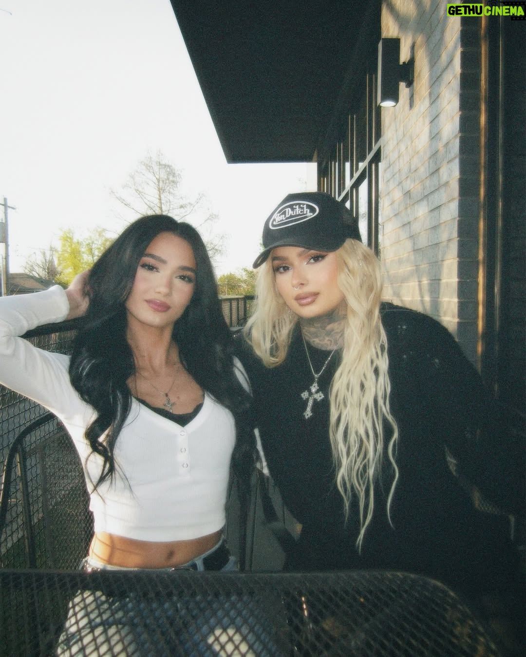Zhavia - 45.2K Likes - Sissy 🦇👯‍♀️🏴‍☠️🖤🖤
