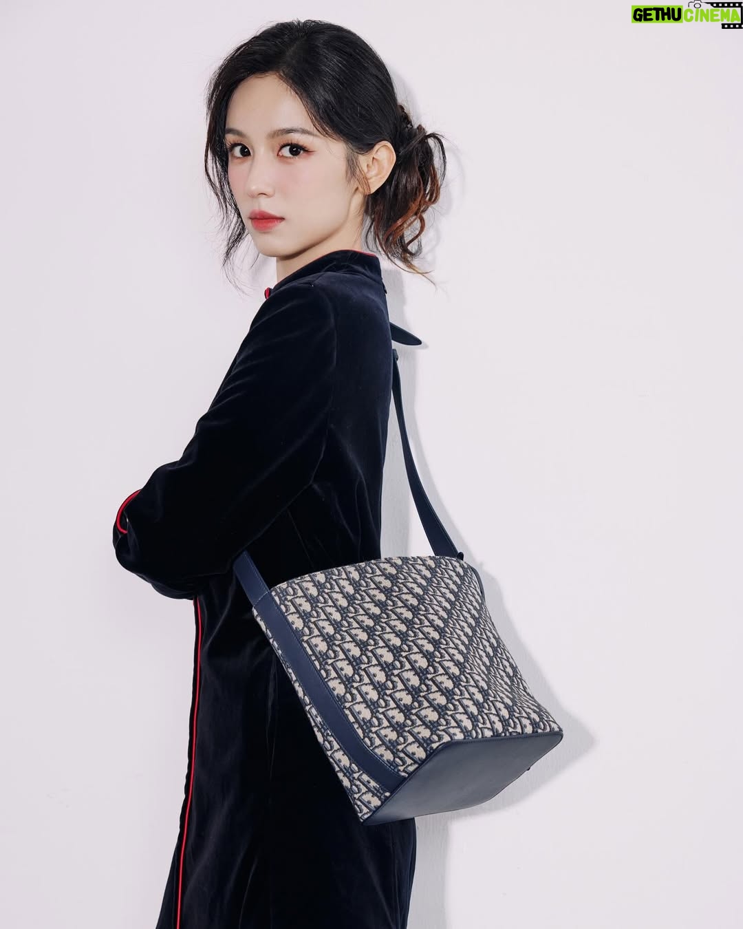 Zhou Ye - 65K Likes - 🧶
#dior