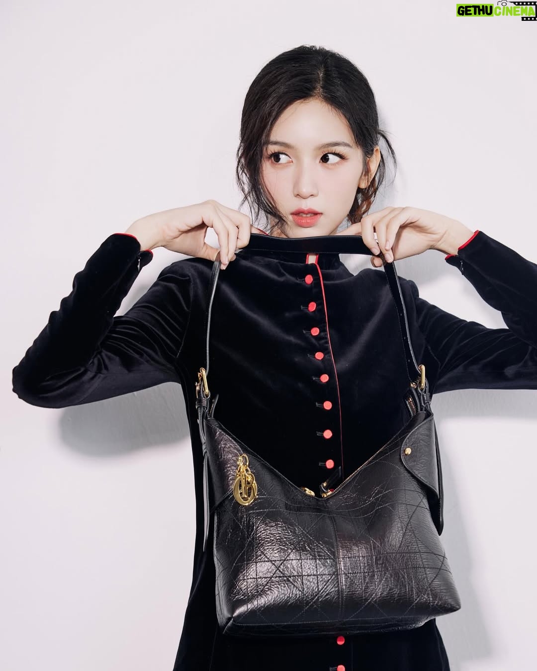 Zhou Ye - 65K Likes - 🧶
#dior