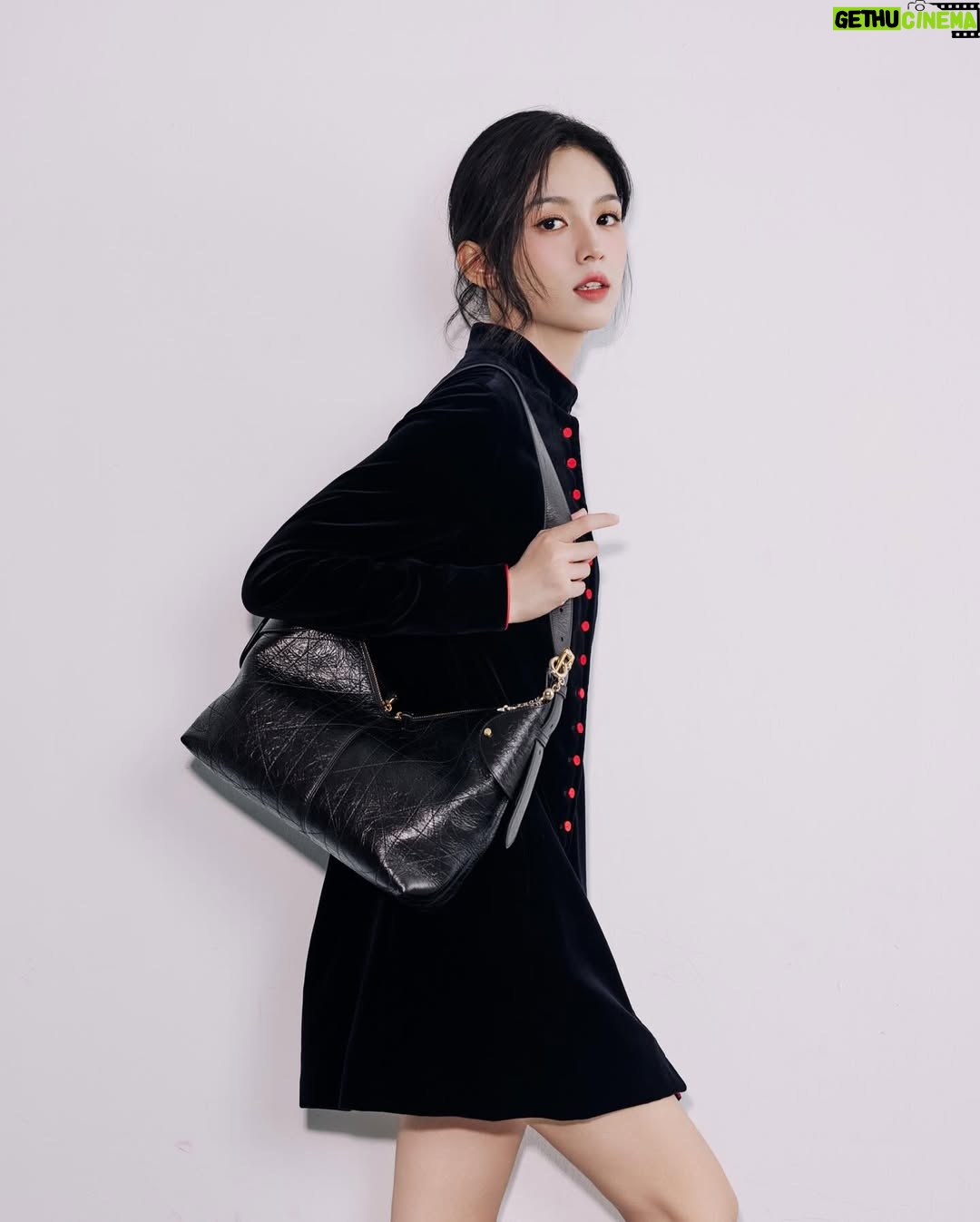 Zhou Ye - 65K Likes - 🧶
#dior