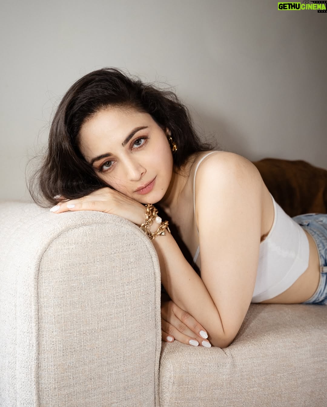 Zoya Afroz - 13.1K Likes - 🤍
Photographer : @portraitsbyvishal 
HMUA : @imlakshmyrathore 
Stylist: @janhavibiyani