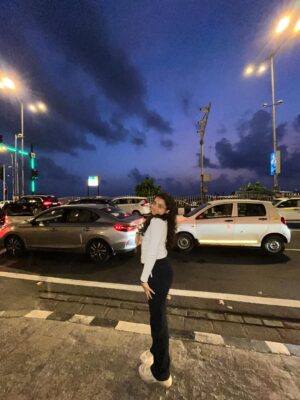 Zoya Humayun Instagram - 🫧🕊️🩵🪞✨#zoyahumayun #zoyahumayun09 #sky #skylovers #beautifuldestinations #pretty #foryou #instadaily #instagram #instagrowth #inreach #explorepage✨ #explor