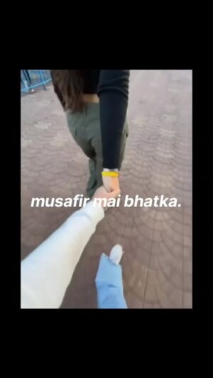 Zoya Humayun Instagram - She's mine ☝🏻🥰 #reelsinstagram #edits #trendingreels #girlsgirls #besties
