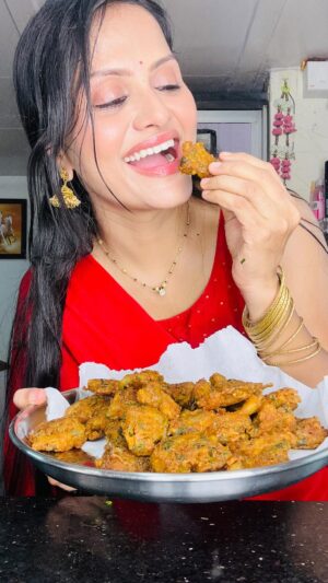 ankita bhagat Instagram - बोंबील भजी 😍🥘 नवऱ्याच्या हृदयाचा रस्ता पोटातूनच जातो 😁🙏 #प्रेम_व्यक्त _करण्याचा _पॅटर्न _आहे_माझा 🫣 #ankitabhagat  #fish #kolibaiko #लाडाचा_नवरोबा 🫶😘