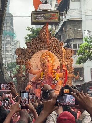 ankita bhagat Instagram - बाप्पा चाले गावाला 🥺 पुढच्या वर्षी लवकर या 🙏🏻❤️🥹