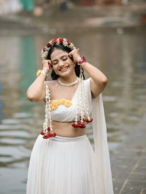 ankita bhagat Instagram - वोह प्रेम ही क्या जो कृष्ण से ना हो 🦚🪈♥️✨

Makeup~ : @bobby_makeup_artist 
Photography ~: @vkfotoos 
Inframe:~ @ankita_bhagat01_official

#radhakrishna #radhekrishnaworld #radhe #love #spritual #janmashtami #krishna #radharani