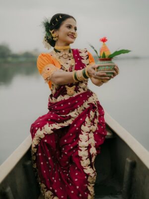 ankita bhagat Instagram - 🛶 एक नारळ दिलाय दर्या देवाला,
वरसाचा मान देव दर्या देवाला....
नारळी पौर्णिमेच्या हार्दिक शुभेच्छा...!🥥🌴⚓️🚩🙏🏻. P.C. @captured_the_moments_97 💛 Saree by @hritvi14_clothes_ 💛
In frame @ankita_bhagat01_official 🫶
MUA by @glamup_by_praju 💛