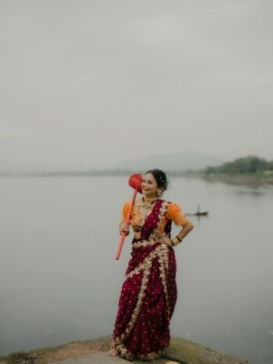 ankita bhagat Instagram - 🛶 एक नारळ दिलाय दर्या देवाला,
वरसाचा मान देव दर्या देवाला....
नारळी पौर्णिमेच्या हार्दिक शुभेच्छा...!🥥🌴⚓️🚩🙏🏻. P.C. @captured_the_moments_97 💛 Saree by @hritvi14_clothes_ 💛
In frame @ankita_bhagat01_official 🫶
MUA by @glamup_by_praju 💛