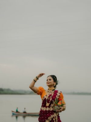 ankita bhagat Instagram - 🛶 एक नारळ दिलाय दर्या देवाला,
वरसाचा मान देव दर्या देवाला....
नारळी पौर्णिमेच्या हार्दिक शुभेच्छा...!🥥🌴⚓️🚩🙏🏻. P.C. @captured_the_moments_97 💛 Saree by @hritvi14_clothes_ 💛
In frame @ankita_bhagat01_official 🫶
MUA by @glamup_by_praju 💛