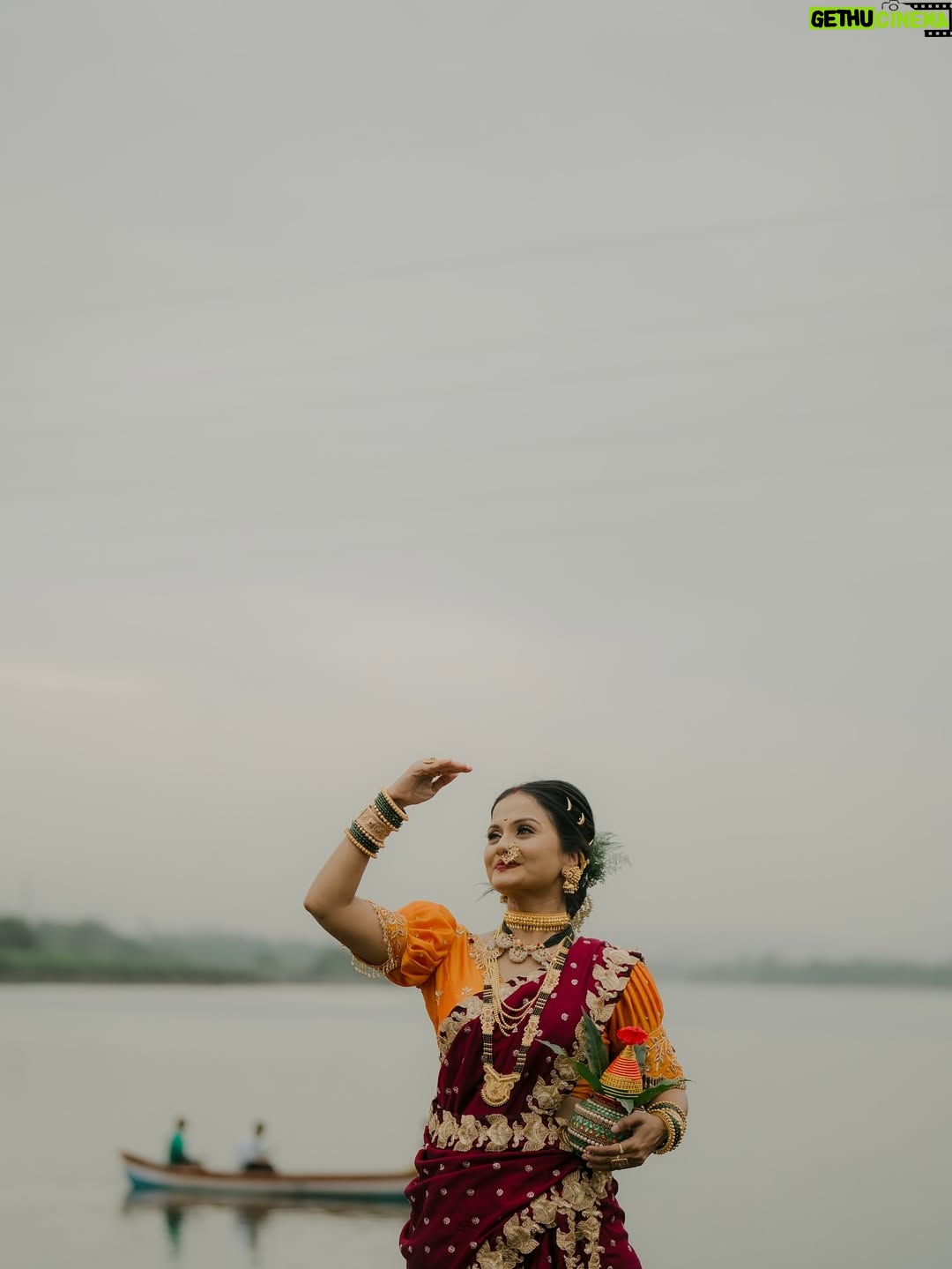 ankita bhagat - 2.8K Likes - 🛶 एक नारळ दिलाय दर्या देवाला,
वरसाचा मान देव दर्या देवाला....
नारळी पौर्णिमेच्या हार्दिक शुभेच्छा...!🥥🌴⚓️🚩🙏🏻. P.C. @captured_the_moments_97 💛 Saree by @hritvi14_clothes_ 💛
In frame @ankita_bhagat01_official 🫶
MUA by @glamup_by_praju 💛