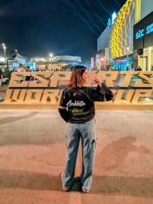 ankitaa Chauhan Instagram - From #19 to #2 an insane comeback from our boys, we secure our spot in the Grand Finals! So proud to have my own jersey and be able to wear and show it off outside! #s8ul #gameshuru #ewc #apexlegends #algs #riyadh #riyadhboulevard