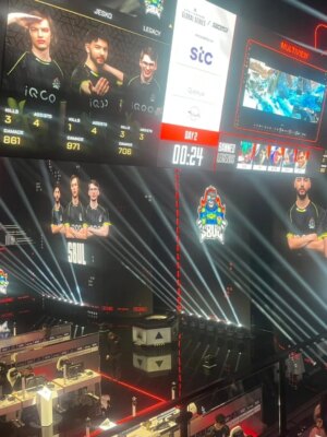 ankitaa Chauhan Instagram - From #19 to #2 an insane comeback from our boys, we secure our spot in the Grand Finals! So proud to have my own jersey and be able to wear and show it off outside! #s8ul #gameshuru #ewc #apexlegends #algs #riyadh #riyadhboulevard