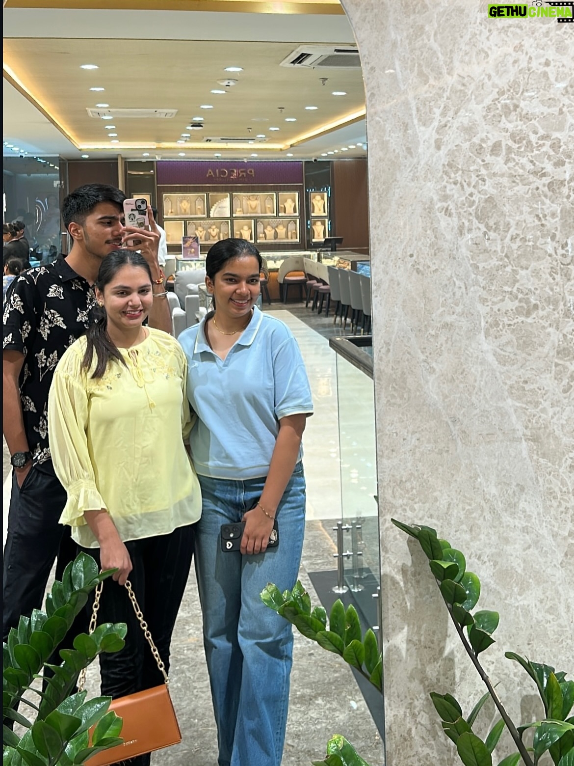 anshika singh - 3 Likes - A little mix of shaadi diaries, Diwali lights & September sights 🪔✨📸 
.
.
.
.
.
#ShaadiShopping #DiwaliShopping #SeptemberDump”
