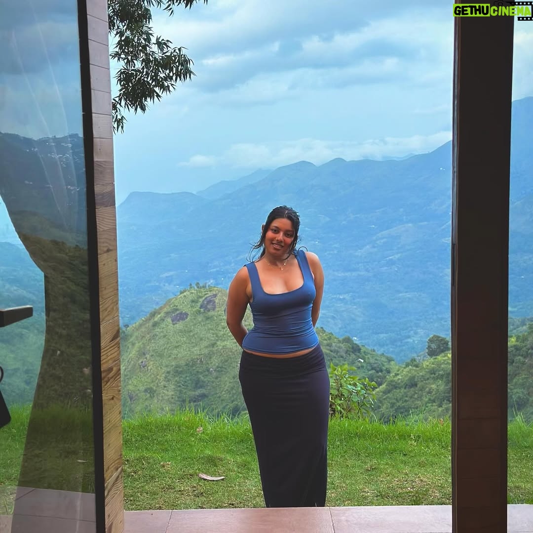 ayshayrav - 1.8K Likes - ⛰️✨ 

The view straight from my cabin @tehycaofficial 🌥️ 

#poombarai❤️