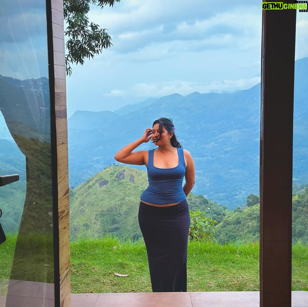 ayshayrav - 1.8K Likes - ⛰️✨ 

The view straight from my cabin @tehycaofficial 🌥️ 

#poombarai❤️