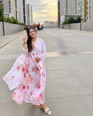chandra Chakraborty Instagram - An occasion 🙏,an outfit, an available man to capture and an existing account to post @ the fav corner of 🏡 !!! That’s all about it😑💕🫶🏻
.
.
.
.
.
.
.
.
.
.
.
@houseofpataudi #ethnic #celebrations #deckedup #rathyatra2025 #bangalore #brigadecornerstoneutopia