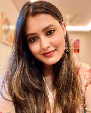 chandra Chakraborty Instagram - An occasion 🙏,an outfit, an available man to capture and an existing account to post @ the fav corner of 🏡 !!! That’s all about it😑💕🫶🏻
.
.
.
.
.
.
.
.
.
.
.
@houseofpataudi #ethnic #celebrations #deckedup #rathyatra2025 #bangalore #brigadecornerstoneutopia