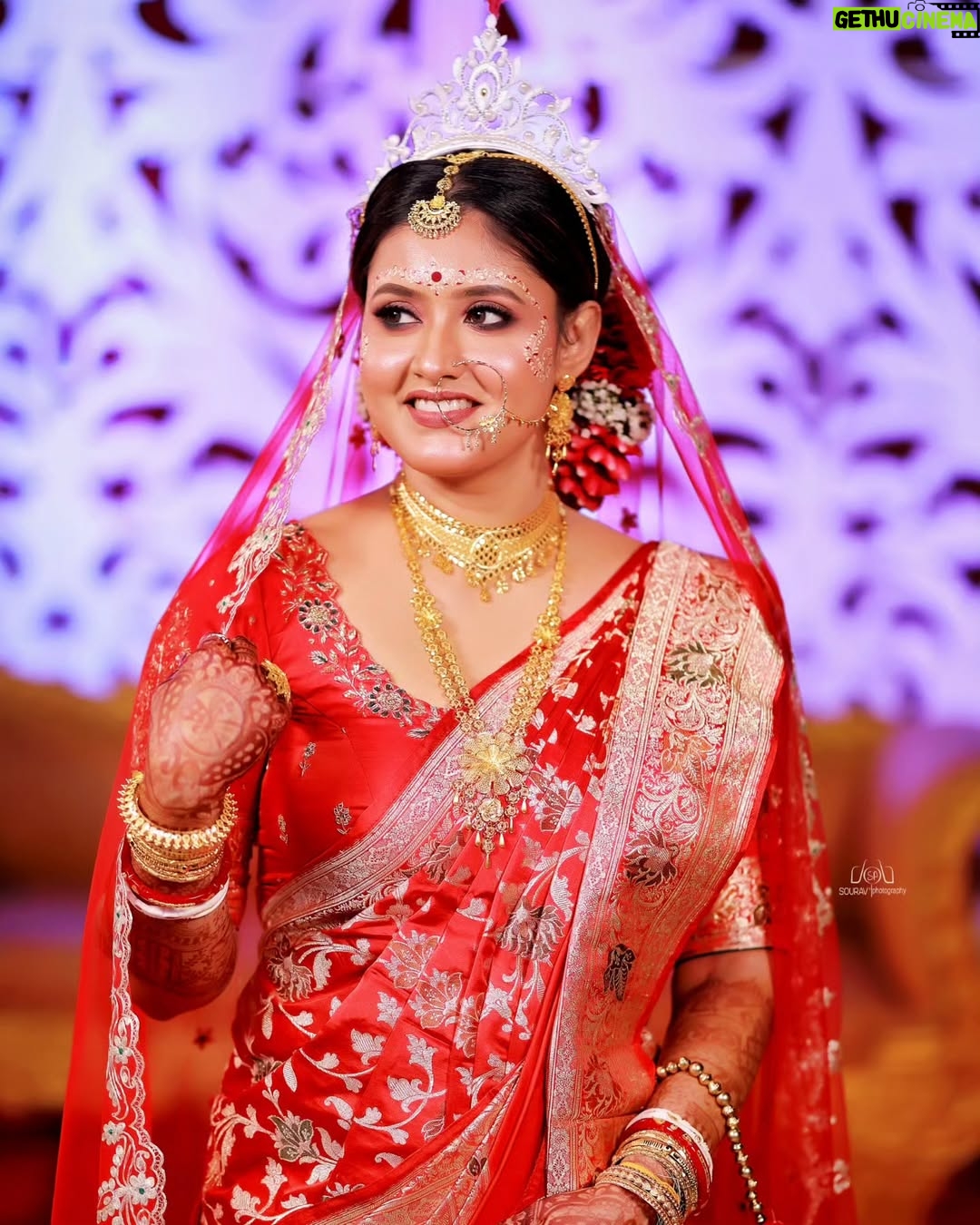 chandra Chakraborty - 1.6K Likes - Wedding Story ❤️

#weddingday #weddingphotography @bridesofbengal_wmg @sacredshaadi #teamwork