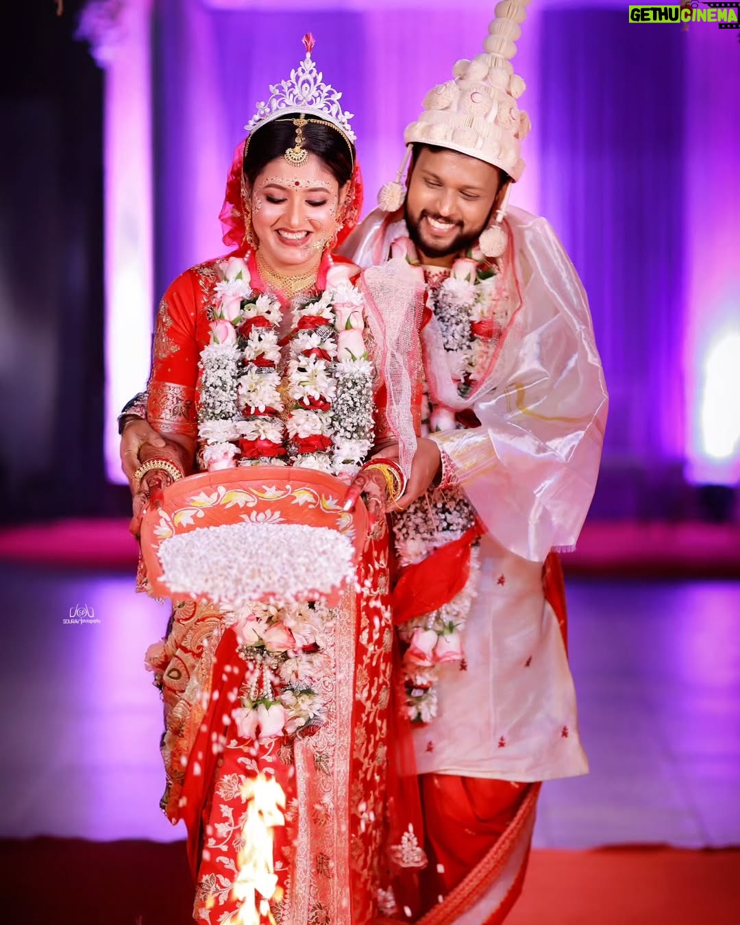 chandra Chakraborty - 1.6K Likes - Wedding Story ❤️

#weddingday #weddingphotography @bridesofbengal_wmg @sacredshaadi #teamwork