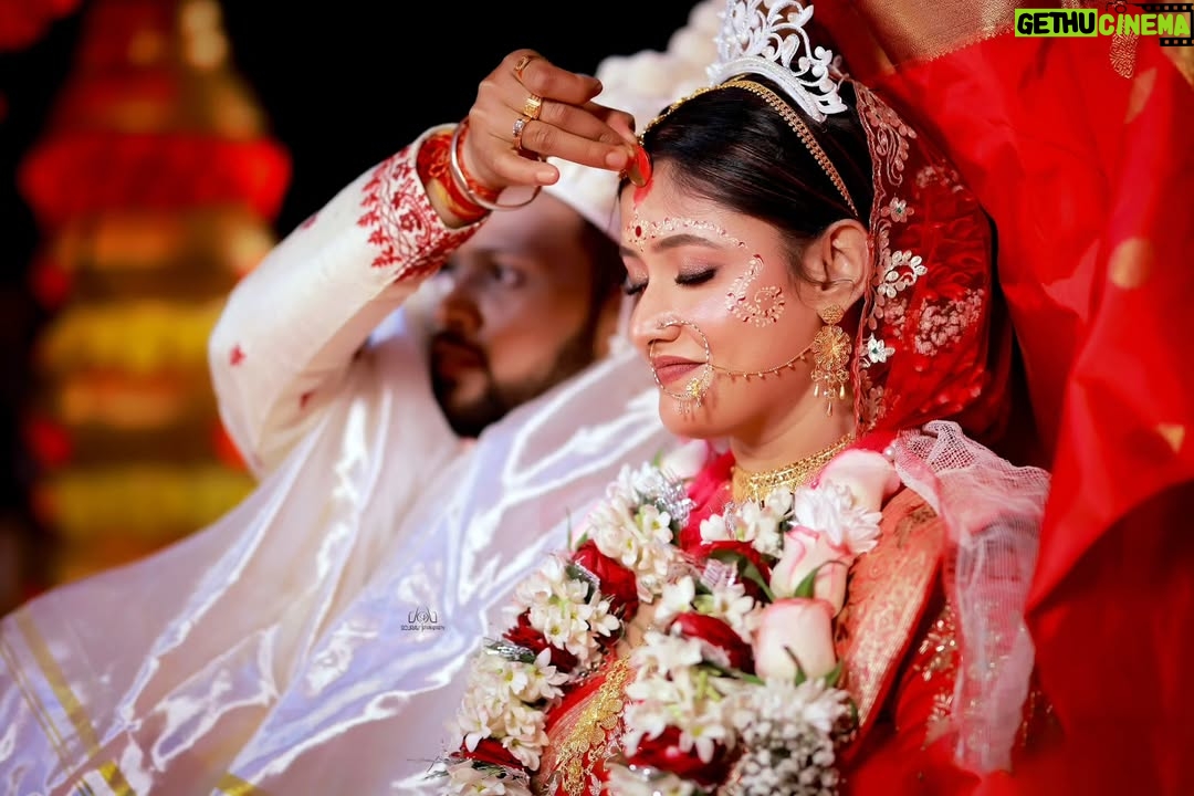 chandra Chakraborty - 1.6K Likes - Wedding Story ❤️

#weddingday #weddingphotography @bridesofbengal_wmg @sacredshaadi #teamwork