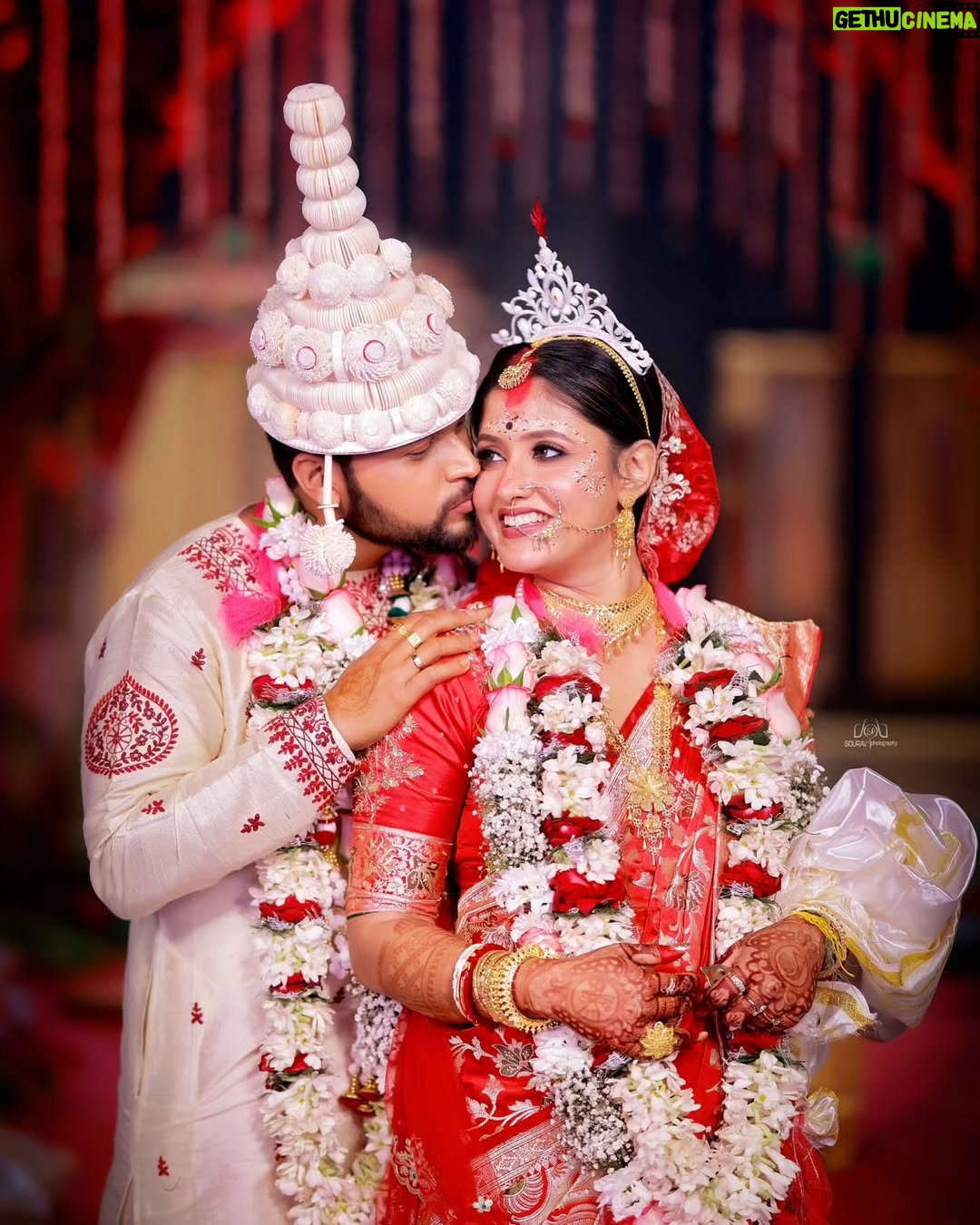 chandra Chakraborty - 1.6K Likes - Wedding Story ❤️

#weddingday #weddingphotography @bridesofbengal_wmg @sacredshaadi #teamwork