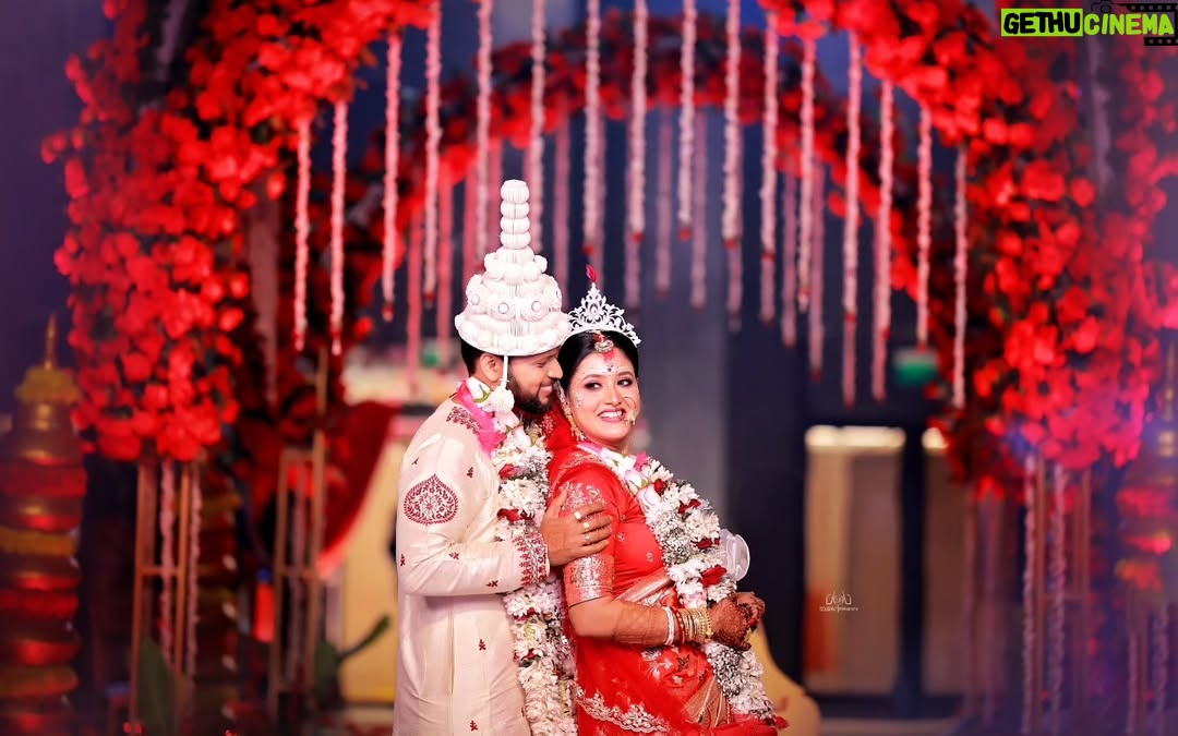 chandra Chakraborty - 1.6K Likes - Wedding Story ❤️

#weddingday #weddingphotography @bridesofbengal_wmg @sacredshaadi #teamwork
