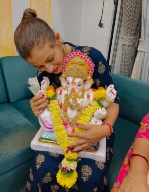 dr Mona Bhavsar Instagram - पुढ़च्या वर्षी लवकर या 🙌🏻🥺
गणपती बाप्पा मोरया 🙏🏻
#ganapatibappamorya #pudhchyavarshilavkarya