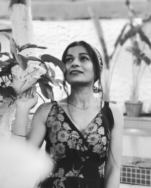 dr Mona Bhavsar Instagram - Somewhere between ‘Ek ladki भीगी भागी सी ’ and ‘Tip Tip बरसा पानी ’ 💃🌧️
Ready for my Yash Raj Moment 🤗 🎬
#monsoon #rain #rainnyday #bollywoodstyle #monsoonseason