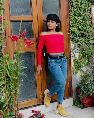 dr Mona Bhavsar Instagram - Bold in red, grounded in green❤️🔥🌿
#yourgirl #redhotlook #instastyle #instagram #doorway #travelstyle #instafashion #styledbyme #doctor #athlete #nature #cottagecorestyle #greenenergy