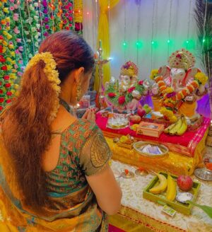 dr Mona Bhavsar Instagram - जेव्हा माझा बाप्पा माझ्या घरी येतो 🌼💚🌸
#ganapati #majhabappa #ganapatibappamorya #modak #ladu #festival #celebration #dhol #tasha #bappa #aarti