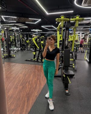 dr Mona Bhavsar Instagram - Who else loves a good game? 💚♠️
#share #new ##bikinifiness #bikiniathlete #bodybuilding #bodygoals #fitnessjourney #fitnessmotivation #nutrition #nutritionist #doctor #athlete #fitness #fitnesswomen #fitnessmodel