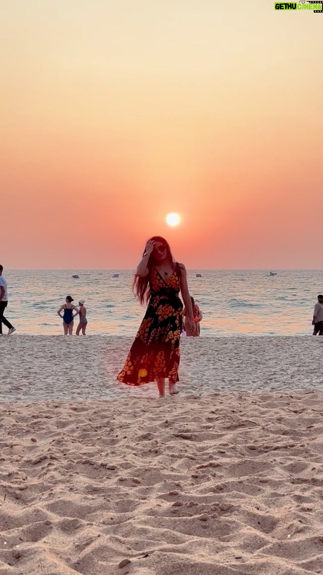 dr Mona Bhavsar - 3 Likes - ये शाम कहानी कहेगी मेरी 🔮🪐🧡💫

#thoughtsnlife  #kahanisuno #sunset #sunsetonthebeach #goldenhour #glow #dreamyvibes