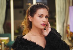 dr Mona Bhavsar Instagram - Wrapped in faux fur and pure fire 🖤🔥
Which vibe are you getting from this look? 😀
Tell me below
#SlayTheDay #FeminineFierce #stylewithpower
#OwnIt #FearlesslyFeminine #powerlook #fashion #style #bol #fearless #women