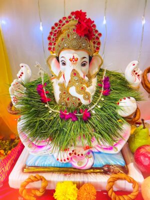 dr Mona Bhavsar Instagram - 🫶🏻🌸माझा बाप्पा 🌸🫶🏻
🙏🏻गणपति बाप्पा मोरया 🙏🏻
#mazabappa #ganapatibappamorya #ganeshchaturthi #ganesha #bappa #bappaaagman