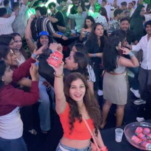 dr Mona Bhavsar Instagram - Good vibes, great energy, and festive cheers at Oktoberfest 🎶⚡ @scream.energy
#octoberfest #weekend #screamenergy #festivefun #energy #vibes #dance #fun #vibrant #DailyPowerDrink