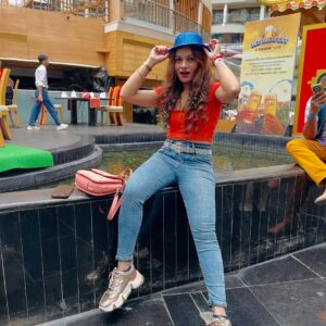 dr Mona Bhavsar Instagram - Good vibes, great energy, and festive cheers at Oktoberfest 🎶⚡ @scream.energy
#octoberfest #weekend #screamenergy #festivefun #energy #vibes #dance #fun #vibrant #DailyPowerDrink