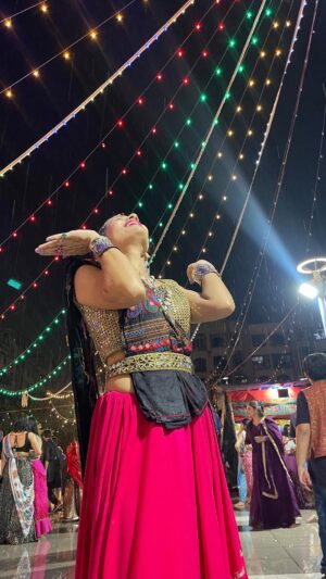 dr Mona Bhavsar Instagram - शुभ नवरात्री 🙏🏻🤗
चाहे कुछ भी हो जाए #garba रुकना नहीं चाहिए 💃 🌧️ #garbanight #raindance
#navratri #rain #garba #jaimaa #happynavratri