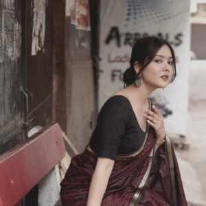 geetika bisht Instagram - Yahi sach hai!🖤
.
.
#aesthetic #old #oldfashion #vintage #look #beauty #fashion #lifestyle #oldsongs❤️🎶 #traditional #saree #explorepage✨