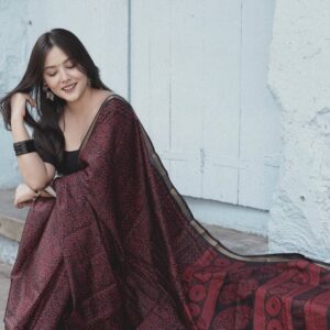 geetika bisht Instagram - Yahi sach hai!🖤
.
.
#aesthetic #old #oldfashion #vintage #look #beauty #fashion #lifestyle #oldsongs❤️🎶 #traditional #saree #explorepage✨