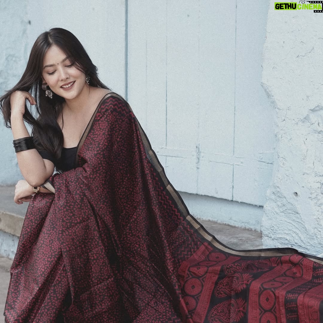 geetika bisht - 5.3K Likes - Yahi sach hai!🖤
.
.
#aesthetic #old #oldfashion #vintage #look #beauty #fashion #lifestyle #oldsongs❤️🎶 #traditional #saree #explorepage✨