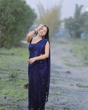 geetika bisht Instagram - Monsoon Music Falguni = Pure 90s joy
Neeli saari, bheegi zulfein, aur barish ka sukoon !
@gehen_saree !!
Photos by @ypstudiosindia at @skythehorseacademy ❤️
#ypstudiosindia #ypstudios #skythehorseacadamy #stha
• #BeautyAndTheHorse
• #RiderVibes
• #GraceAndGallop
• #EquestrianElegance
• #HorseLove
• #BondWithHorse
• #StallionStyle
• #SaddleSoul
• #WildAndBeautiful
#bhopal #bhopalblogger #bhopaldiaries