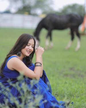 geetika bisht Instagram - Monsoon Music Falguni = Pure 90s joy
Neeli saari, bheegi zulfein, aur barish ka sukoon !
@gehen_saree !!
Photos by @ypstudiosindia at @skythehorseacademy ❤️
#ypstudiosindia #ypstudios #skythehorseacadamy #stha
• #BeautyAndTheHorse
• #RiderVibes
• #GraceAndGallop
• #EquestrianElegance
• #HorseLove
• #BondWithHorse
• #StallionStyle
• #SaddleSoul
• #WildAndBeautiful
#bhopal #bhopalblogger #bhopaldiaries