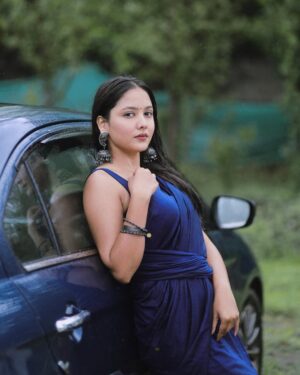 geetika bisht Instagram - Monsoon Music Falguni = Pure 90s joy
Neeli saari, bheegi zulfein, aur barish ka sukoon !
@gehen_saree !!
Photos by @ypstudiosindia at @skythehorseacademy ❤️
#ypstudiosindia #ypstudios #skythehorseacadamy #stha
• #BeautyAndTheHorse
• #RiderVibes
• #GraceAndGallop
• #EquestrianElegance
• #HorseLove
• #BondWithHorse
• #StallionStyle
• #SaddleSoul
• #WildAndBeautiful
#bhopal #bhopalblogger #bhopaldiaries