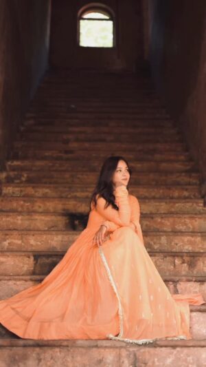 geetika bisht Instagram - Le chal mujhe kahin door🧡
Vc @mohd.yasir.123
.
.
.
#fyp #réel #traditional #suit #anarkalisuit #aesthtics #heritage
#beauty #instagram #explorepage✨ #indtagram #instadaily