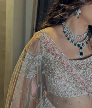 geetika bisht Instagram - ग़ज़लें हों या गीत हों 🎼
Mua @riyaamakeup_artist
Wearing @pinkysstylestudio
Hair @yogita_hairartistry