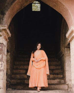 geetika bisht Instagram - This song plays, the Anarkali sways… and my heart melts.”🤌🏻🫶🏻🫶🏻🫶🏻🫶🏻🫶🏻🫶🏻🫶🏻🫶🏻
Captured by @mohd.yasir.123
.
.
#fyp #aesthetic #beauty #traditional #oldbhopal #suit #anarkali #explore #vintagephotos #instadaily